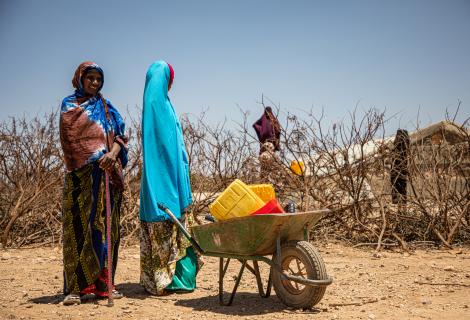 Women collect water in Xidhinta, Somaliland 