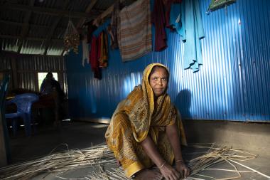 Piara Begum, weaving mats
