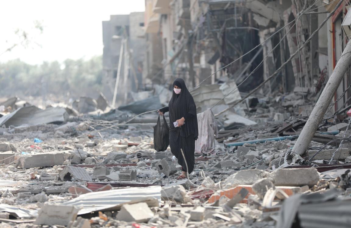 Gaza City. A woman resident of Gaza City searches the rubble for belongings in the aftermath of bombing by the Israeli army. 