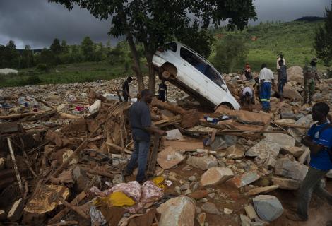 Community members sort through the rubble and damage left by Cyclone Idai in Ngangu township, Chimanimani, Zimbabwe. 23 March 2019.