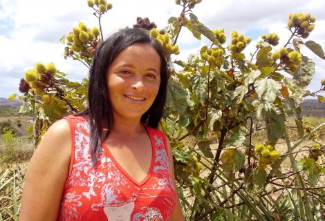 Gorete and her daughter are receiving food parcels provided by ActionAid Brazil