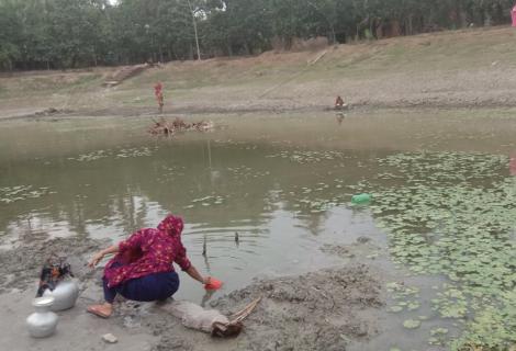 In the southern coastal districts of Satkhira and Barguna, families are being hit by a prolonged and unusual dry spell, which has affected groundwater supply, leading to increasing levels of salinity and a lack of clean, safe drinking water.
