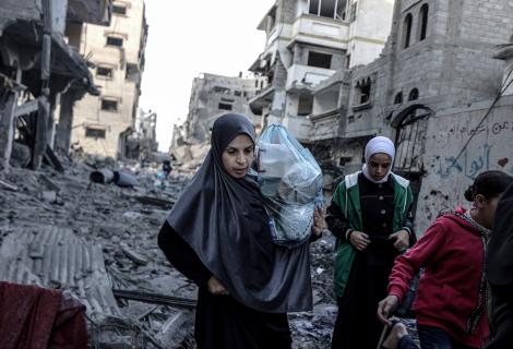 Palestinian women and children carrying belongings flee to safer areas following Israeli bombardments on southern part of Gaza City