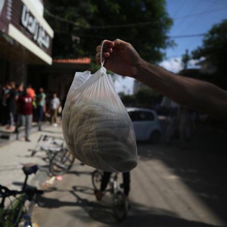 Food is collectively cooked and distributed on the streets of Deir A-Balah. Many of those receiving the food have left Gaza city 