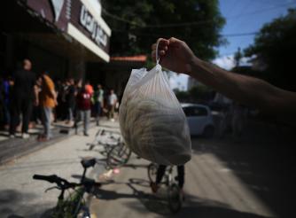 Food is collectively cooked and distributed on the streets of Deir A-Balah. Many of those receiving the food have left Gaza city 
