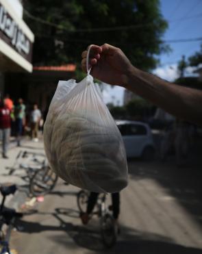 Food is collectively cooked and distributed on the streets of Deir A-Balah. Many of those receiving the food have left Gaza city 