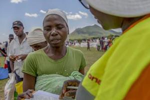 People at a food distribution centre